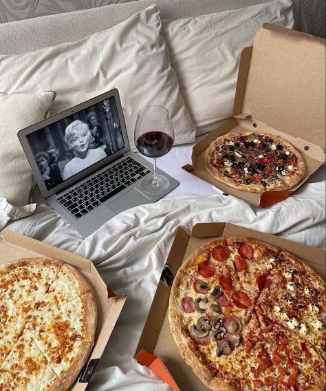 Birthday Movie Night, Vinyl Aesthetic, Movie Night Snacks, New Pizza, Pizza Food, Life Routines, People Food, Picnic Date, Pizza Night