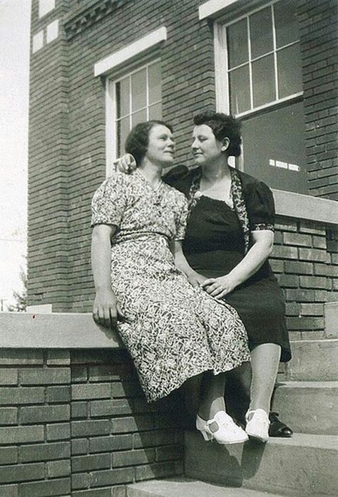 Couples Vintage, Vintage Lesbian, Woman Loving Woman, Dark Dress, Vintage Couples, Black And White Portraits, Lgbt Pride, Gay Love, Vintage Photo