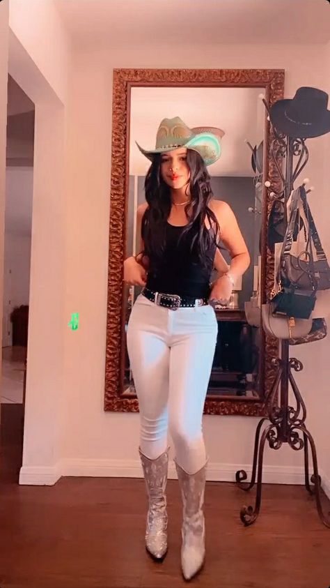 Angela Aguilar, Country Style Outfits, Looks Country, Cowboy Outfits, Affordable Fashion Women, Female Singers, Cowgirl Style, Looks Vintage, Outfits Casuales