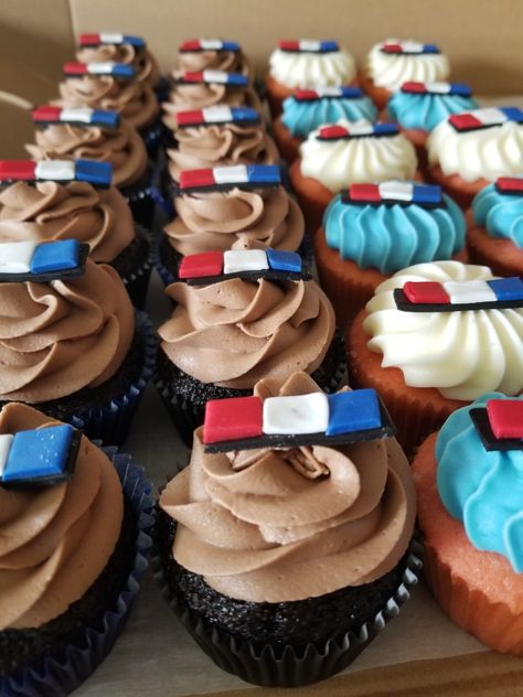 Police Birthday Cupcakes, Police Cupcakes Ideas, Police Cupcakes, Policeman Birthday Party, Police Car Cakes, Police Birthday Cakes, Police Themed Birthday Party, Police Birthday Party, Police Retirement