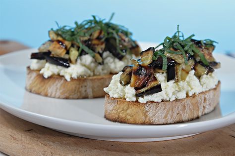 Grilling eggplant makes this bruschetta utterly succulent. This simple recipe is packed with flavor, especially when made with homemade ricotta! Eggplant Ricotta, Eggplant Appetizer, Ricotta Recipes, Mint Recipes, Grilled Eggplant, Party Dishes, Food Style, Eggplant Recipes, Finger Food Appetizers