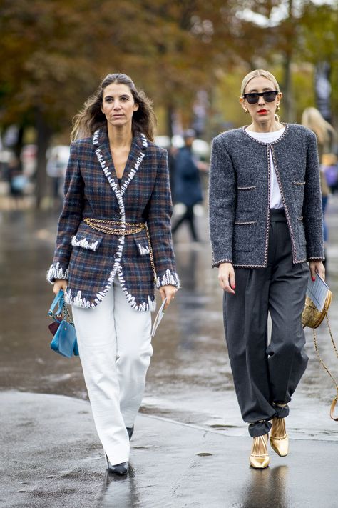 Paris Street Style Spring 2020 DAY 8 | The Impression Paris Fashion Week Street Style Summer, Paris Spring Outfit, Chanel Street Style, Fashion In Paris, Paris Street Style Spring, Fashion Week Spring 2020, Mode Chanel, 2020 Runway, Chanel Jacket