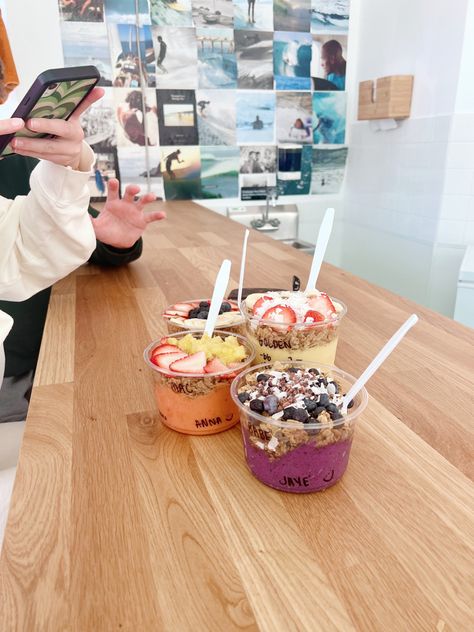 Smoothie Bowl Shop Design, Acai Bowl Cafe, Smoothie Bowl Shop, Acai Bowl Shop, Smoothie Shop Aesthetic, Smoothie Bowl Bar, Smoothie Trailer, Acai Bar, Surf Bar