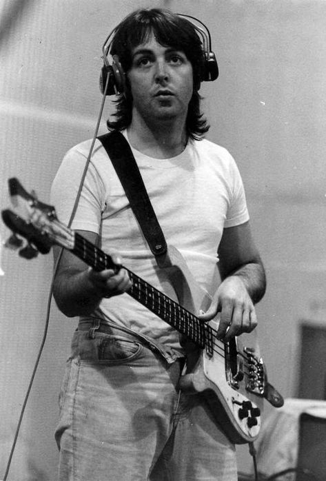 Bass Guitar Quotes, Guitar Guy, Paul Mccartney And Wings, Paul And Linda Mccartney, Beatles Photos, Beatles Pictures, Sir Paul, Linda Mccartney, King Of Pop