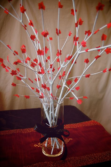 Weirwood Tree | Game of Thrones Party | vixventure.com Game Of Thrones Centerpieces, Game Of Thrones Halloween, Game Of Thrones Decor, Game Of Thrones Birthday, Game Of Thrones Premiere, Game Of Thrones Theme, Tree Centerpiece, Game Of Thrones Party, Tree Beautiful