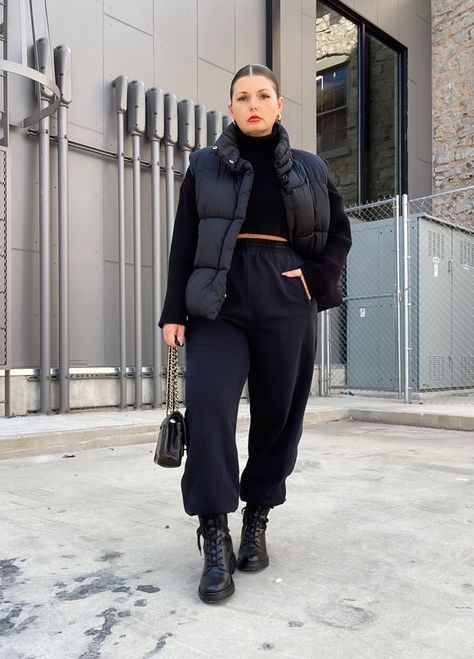 Cute Autumn Outfits Plus Size, Black On Black Winter Outfit, Chic Fall Outfits Midsize, Winter 2023 Plus Size Outfits, Winter Outfits 2023 Midsize, All Black Winter Outfit Street Style, Winter Style Midsize, Cute Cabin Outfits Winter, Plus Size Cabin Outfits