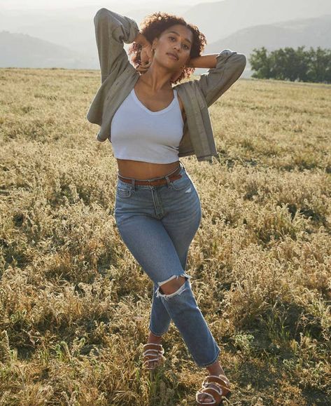 Ripped mom jeans outfit