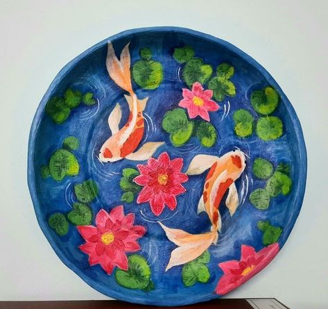 Koi Fish Ceramic Art, Bowl Art Painting Ceramic Pottery, Painting Platter Ideas, Painted Fish Bowl, Plate Inspo Paint, Fish On A Plate Drawing, Pottery Koi Fish, Pottery Plate Painting Ideas Aesthetic, Clay Bowl Designs Paint