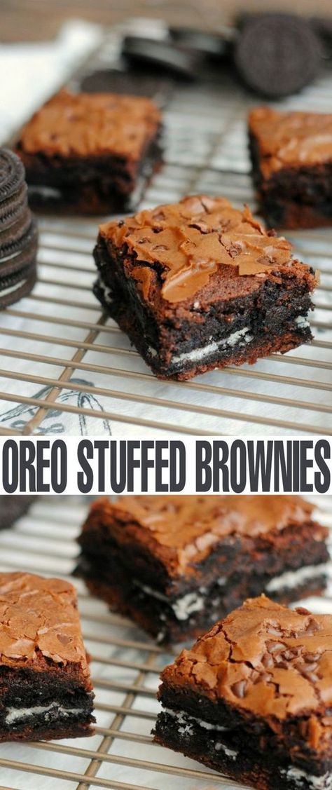 Delicious Oreo Stuffed Brownies - fudgy brownies layered with Oreos and topped with chocolate chips. Brownies don't get much better than this! Stuffed Brownies, Brownies Cheesecake, Oreo Brownie, Kue Macaroon, Cookie Dough Cake, Oreo Brownies, Oreo Recipes, Recipes Sweet, Cooling Rack