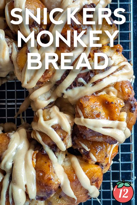 Snicker’s Monkey Bread | 12 Tomatoes Pull Apart Dessert, Monkey Bread Cupcakes, Pecan Monkey Bread, Homemade Monkey Bread, Ramadan Special Recipes, Cooking Panda, Canned Biscuits, Baked Garlic, 12 Tomatoes