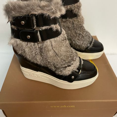 The Coolest Mix Between A Wedge Sneaker And Upscale Fur I've Ever Seen. Never Worn And Has Real Rabbit Fur On Them. They Are Also Made With Real Leather. Fur Leather Boots, Mcbling Sneakers, Wedge Boot Outfit, Tommy Core, Alt Sneakers, Fur Boots Heels, 2000s Sneakers, Mcbling Outfits, Fur Boots Outfit