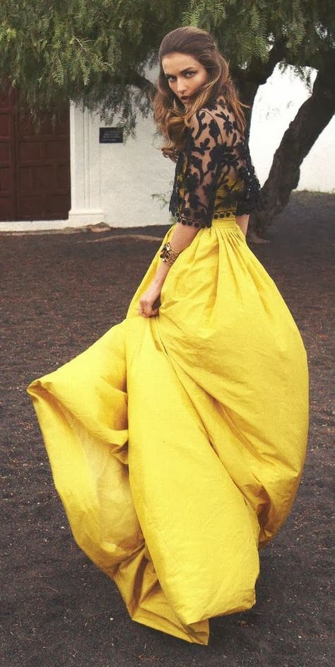 Styling Beautiful Ball Skirts: with a cropped lace top Ball Skirt, Yellow Maxi, Yellow Skirt, Full Skirts, Maxi Skirts, Outfit Donna, Up Girl, Yellow Dress, Beautiful Fashion