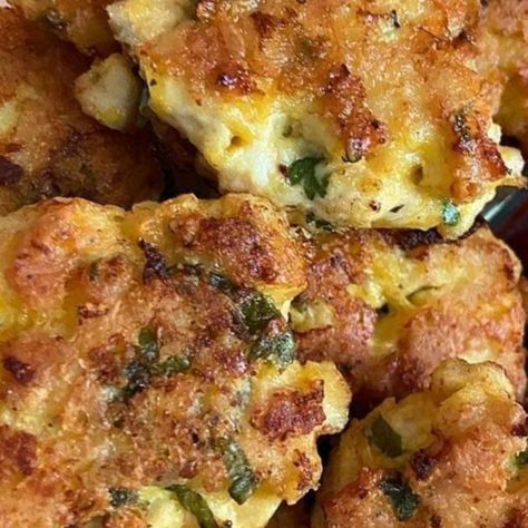 Garlic Aioli Dip, Cheesy Chicken Fritters, High Heat Cooking Oil, Chicken Fritters, Delicious Cornbread, Potato Fritters, Gluten Free Potatoes, Mama Recipe, Cheese Chicken