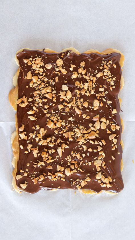 Viral Chocolate Banana Bark Recipe - The Cooking Foodie Peanut Butter Chocolate Bark, The Cooking Foodie, Peanut Butter Bark, Banana Bark, African Dessert, Chocolate Covered Bananas, Peanut Butter Snacks, Protein Desserts, Guilt Free Dessert