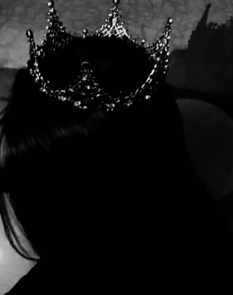 Black And White Crown Aesthetic, Crowns Of Nyaxia Aesthetic, Serpent And The Wings Of Night Aesthetic, Dark Crowns Aesthetic, Crown Pfp, Dark Queen Aesthetic, Narnia 1, Carissa Broadbent, Court Aesthetic