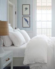 White Linens, Dekor Diy, Oyster Bay, White Bedroom Furniture, Bedroom Decorating Ideas, Bedroom Decorating, Striped Wallpaper, White Bedroom, Modern Bed