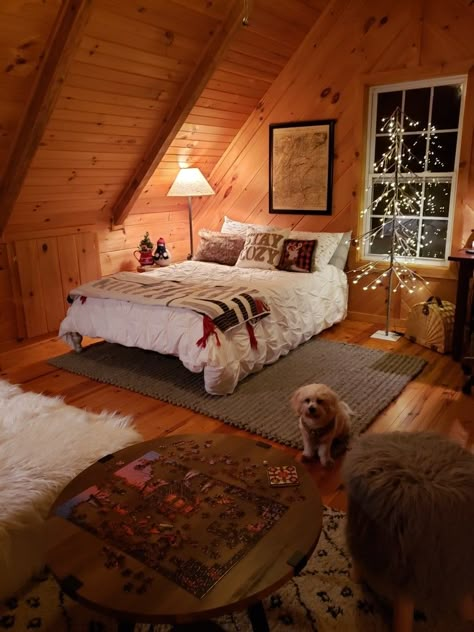 Cabin Loft Bedroom, Cabin Room Ideas, Log Cabin Rooms, Rustic Cabin Christmas, Cozy Cabin Bedrooms, Log Cabin Bedrooms, Cabin Bedrooms, Cabin Rooms, Cabin Room