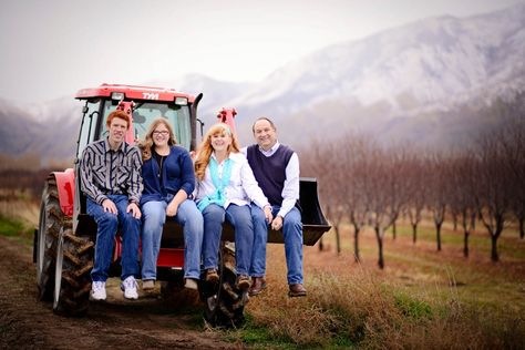 Family Photos With Tractor, Farm Family Pictures, Tractor Photos, Tractor Pictures, Farm Family, Christmas Picture, Family Of 5, Family Of 4, Family Farm