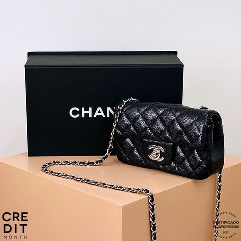 Bolsa Chanel Classic Caviar Mini Preto Original confeccionada em couro caviar com acabamento matelassê. O modleo retangular de tamanho pequeno possui compartimento duplo e um bolso interno. Conta com alça fixa de ombro em couro revestido com corrente, ferragens prateadas e fecho por dispositivo de encaixe. Acompanha caixa e saquinho da marca. R 25, Celine Bag, Replica Handbags, Hermes Bag, Lv Bag, Images Gif, Gucci Dionysus, Prada Bag, Dior Bag