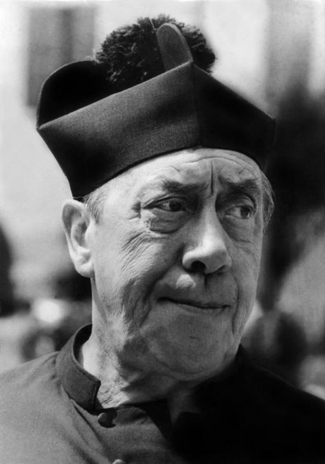 Fernandel  en juillet 1970 sur le tournage de ce dernier Don Camillo : "Don Camillo et ses contestataires", qui devait rester inachevé. L'acteur, à tout juste 68 ans, a les traits tirés, l'air fatigué... Nature Black And White, Actor Studio, French Cinema, Old Hollywood Stars, Human Poses Reference, Face Expressions, Hollywood Celebrities, The Nature, Portrait Photo