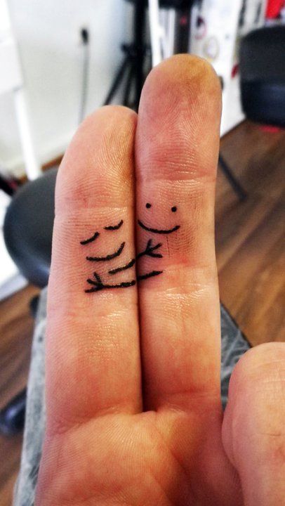 Enzo Tattoo, Hug Tattoo, Matching Ideas, Couples Tattoos, Tato Henna, Mini Tattoo, Couple Tattoo, Art Couple, Fingers Design