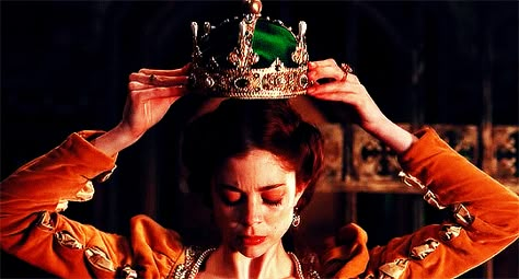 History and period dramas (Charlotte Hope as Katherine of Aragon in The...) The Spanish Princess Gif, Elaena Targaryen, Charlotte Hope, The Tudors Tv Show, Red Chrysanthemum, Katherine Of Aragon, The Spanish Princess, Mary Tudor, Targaryen House