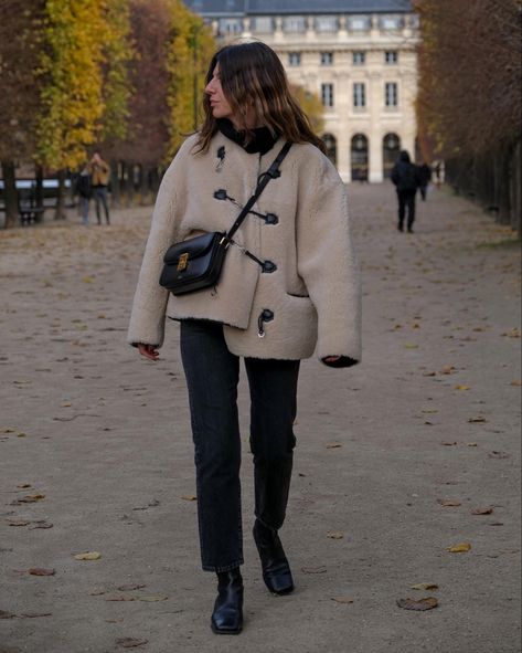 #shearlingjacket #parisian #parisianstyle #apc #styleblogger #toteme Totême Shearling Jacket, Totême Shearling Jacket Outfit, Toteme Sweater Outfit, Toteme Coat Outfit, Apc Outfits, Parisian Style 2023, Parisian Style Winter Chic, Winter Outfits Parisian, Parisian Chic Style Winter