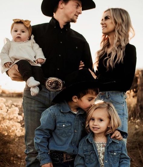 Country Family Photos, Western Family Photos, Country Couple Pictures, Cute Family Pictures, Cute Country Couples, Western Photoshoot, Country Family, Perfect Pictures, Country Love