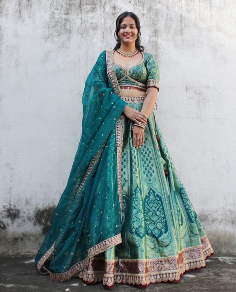 Lehenga Golden, Green Silk Lehenga, Jacquard Lehenga, Green Lehenga, White Love, Wedding Lehenga, Silk Lehenga, Beautiful Blouses, Green Silk