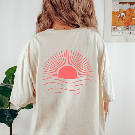 This oversized tee is perfect for a day at the beach or a laid-back weekend. It's made from soft, breathable cotton and features a colorful sunset graphic. #sunsettee #beachshirt . #Summer_Beach_Cover_Ups #Design_For_Printing_On_Clothes #Nice_T_Shirt_Design #Sunset_Tshirt_Design Sunset Tshirt Design, Summer Beach Cover Ups, Wave Shirt Design, Cute Beachy Shirts, Lake Beach Aesthetic, Summer T Shirts Women, Logo Tee Shirt Design, Comfort Colors Graphic Tees, Beach T Shirts Design