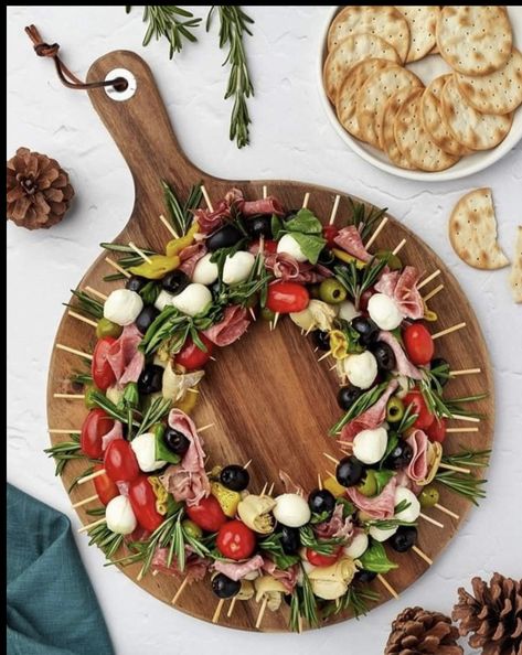 Charcuterie Wreath, Antipasto Skewers, Chipped Beef, Fall Appetizers, Best Appetizer Recipes, Candy Recipes Homemade, Charcuterie And Cheese Board, Stuffed Banana Peppers, Food Out