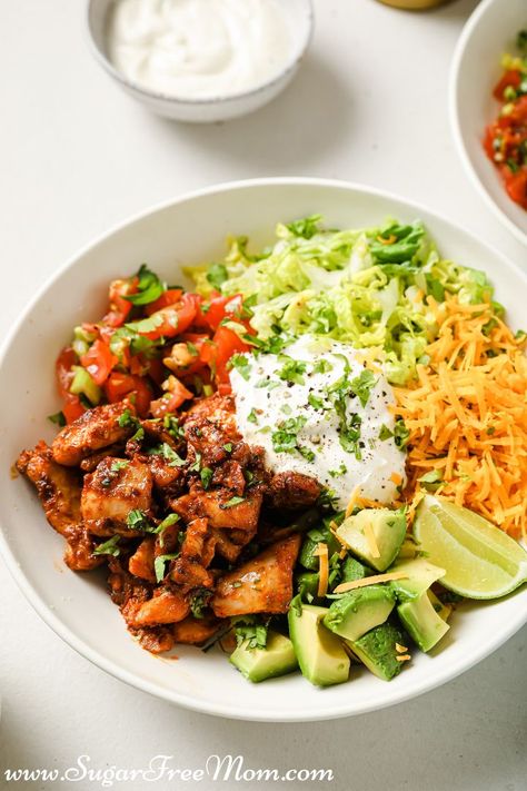 Low Carb Turkey Taco Bowl, Low Carb Mexican Bowl, Chipotle Salad Bowl Recipe, Low Carb Chicken Bowl Recipes, Low Carb Chipotle Bowl, Low Carb Chicken Bowl, Copycat Chipotle Chicken Bowl, Low Carb Bowls, Mexican Low Carb