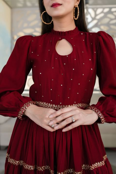 Shaurya Sanadhya, Maroon Gown, Stylish Short Dresses, Salwar Kamiz, Beautiful Pakistani Dresses, Dress Design Patterns, Keyhole Neck, Stylish Party Dresses, Designer Party Wear Dresses