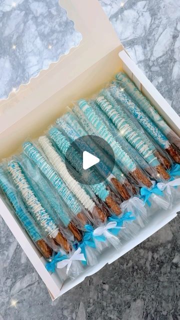 Celebrate by ML on Instagram: "Chocolate covered pretzel rods 💙😋🤍. #tutorial #bakingtips #chocolatepretzels #chocolatepretzelrods #custommade #itsaboy #celebratebyml #nyckidsparty" Decorate Pretzel Rods, Baby Shower Rice Krispie Treats Boy, How To Make Pretzel Rods Dipped, How To Make Chocolate Covered Pretzel Rods, Diy Chocolate Covered Pretzels, Gender Reveal Snacks Ideas, Pretzel Decorating Ideas, Diy Pretzel Rods, Decorated Pretzel Rods