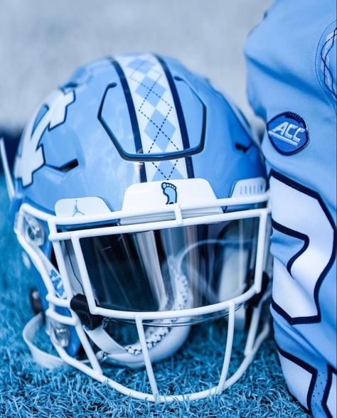 North Carolina Football, American Football Cleats, Cool Football Pictures, Tar Heels Football, College Football Helmets, Football Poses, Tarheels Basketball, Carolina Football, Nfl Football Pictures