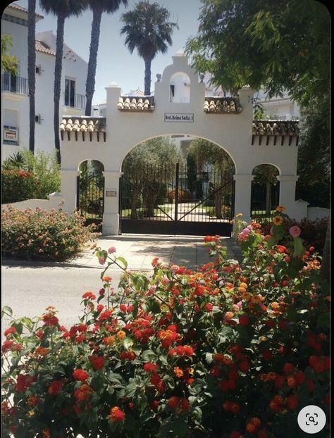 Mexican Style Patio, Mexican Ranch House, Mexican Mansion, Mexico House Ideas, Spanish Courtyard, Spanish Style Decor, Hacienda Homes, Indoor Outdoor Fireplaces, Spanish Hacienda