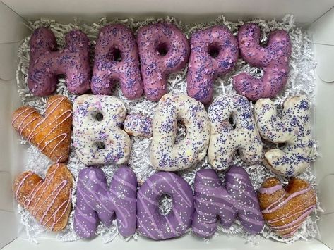 Happy Bday Mom, Donut Letters, Happy Birthday Donut, Donuts At Home, Donut Decorating Ideas, Easy Strawberry Cheesecake, Donut Art, Birthday Donuts, Diy Crafts For Girls