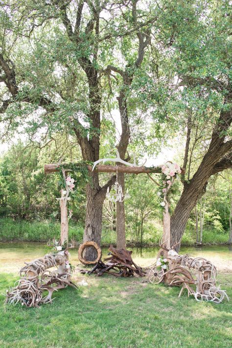 Antler Wedding Decor, Deer Antler Wedding, Rustic Arbor, Country Wedding Pictures, Hunting Wedding, Deer Wedding, Antler Wedding, Wedding Options, Wedding Ceremony Arch