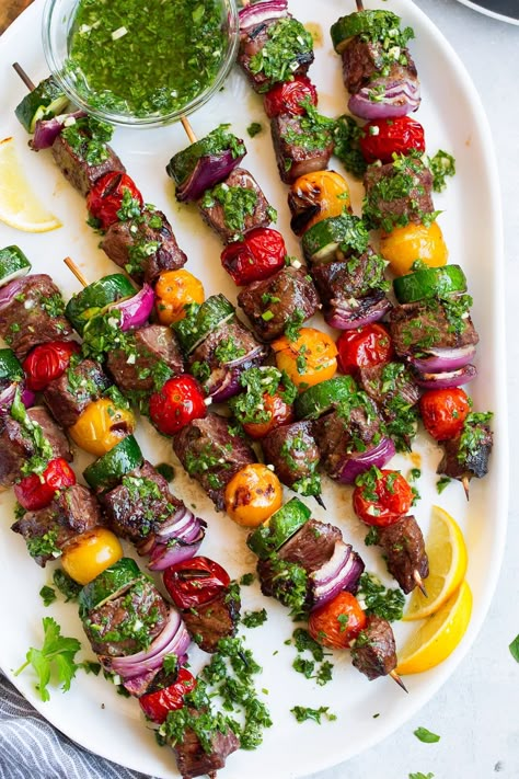 steak kebabs on platter with chimichurri Kebabs Skewers, Mint Pesto, Chimichurri Steak, Steak Kebabs, Sommer Mad, Lamb Kebabs, Steak Kabobs, Chimichurri Recipe, Easy Grilling Recipes