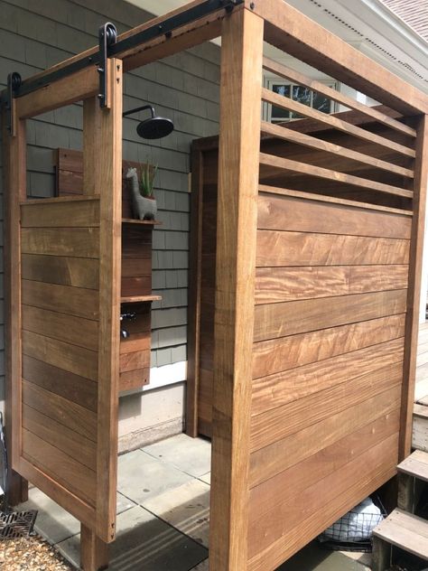 Outside Shower Ideas, Cottage Showers, Outside Showers, Outdoor Shower Enclosure, Outdoor Shower Diy, Outdoor Bathroom Design, Outdoor Toilet, Beach House Exterior, Pool Shower