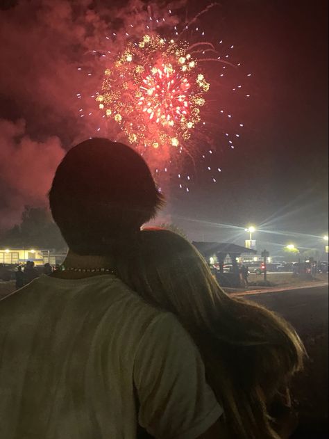 Fake Date Aesthetic, Couple Firework Pictures, Amusement Park Couple, Couple Fair Pictures, Beautiful Fireworks, Star Couple, Couples Hugging, Natural Collagen, Teenage Love