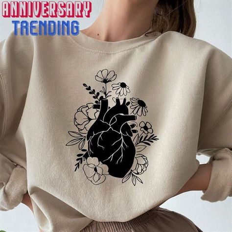 Anatomy Teacher, Anatomic Heart, Anatomy Shirts, Shirts Oversized, Sweatshirt Trendy, Heart Sweatshirt, Anatomical Heart, Cardiology, Heart Shirt