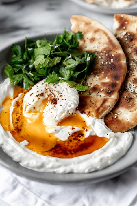 Poached Recipes, Savory Yogurt, Chile Oil, Turkish Yogurt, Poached Egg Recipe, Turkish Eggs, Turkish Breakfast, Turkish Food, Eggs Recipe