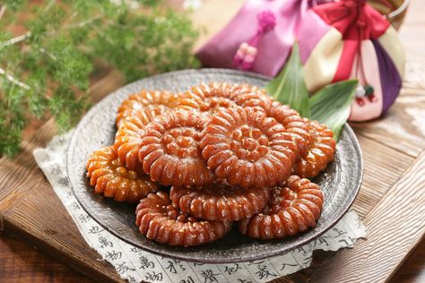 Yakgwa, Korean Honey Cookies Recipe Honey Cookies Recipe, Persimmon Cookies, Korean Sweets, Korean Dessert, Honey Ginger, Korean Desserts, Honey Cookies, Ginger Water, Korean Street Food