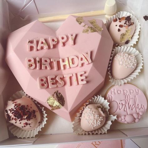 Happy Birthday Bff, Happy Birthday 19, Minimalist Cakes, Unique Cakes Designs, Pictures Of Cakes, Birthday Bestie, Happy Birthday Bestie, Bestie Birthday, Cake Decoration Ideas