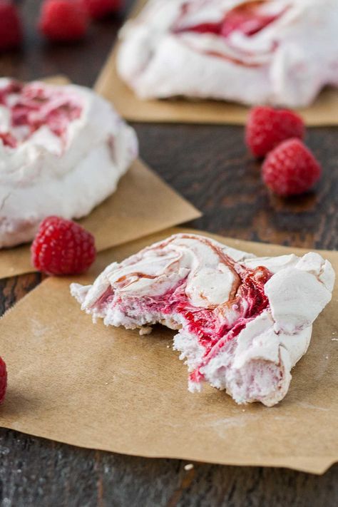 Raspberry Meringues, Raspberry Meringue, Meringue Desserts, Grilled Desserts, Meringue Recipe, Pavlova Recipe, Meringue Cookies, Dinner Meals, Food Dinner