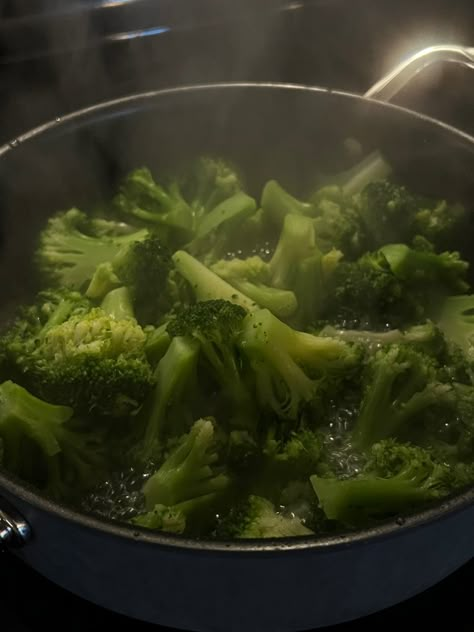 Green Cooking Aesthetic, Steamed Vegetables Aesthetic, Green Food Aethstetic, Green Vegetables Aesthetic, Broccoli Aesthetic, Aesthetic Veggies, Vegetable Aesthetic, Veggies Aesthetic, Plant Based Aesthetic