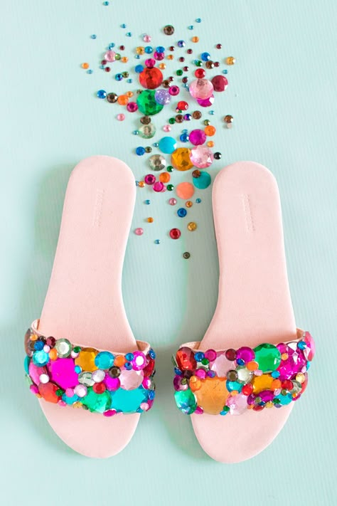 Make these Barbie-inspired, bedazzled DIY rhinestone slider sandals to add a bright pop of color to your wardrobe this summer and upcycle a pair of sandals! Shoe Makeover, Diy Sandals, Jeweled Heels, Rhinestone Crafts, Diy Shorts, Shoes Hack, Slider Sandals, Mason Jar Crafts Diy, Handmade Sandals