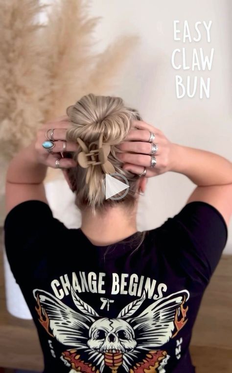 Quick and easy claw clip style. Messy boho bun Claw Bun, Boho Bun, Long Hairstyle Ideas, Easy Bun Hairstyles, Cold Sores Remedies, Hair Upstyles, Easy Hair Updos, Clip Hairstyles, Clear Skin Tips