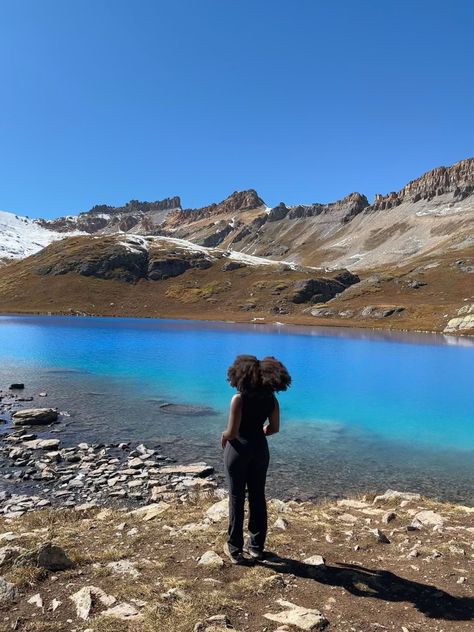 Running Aesthetic Black Women, Hiking Black Women, Hiking Aesthetic Black Women, Travel Aesthetic Black Women, Black Granola Girl, Hiking Nature Aesthetic, Aesthetic Trekking Pictures, Hiking With Friends Aesthetic, Hike View Aesthetic